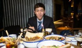 邓超边吃饭边吃瓜视频,娱乐生活趣味十足