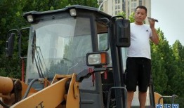 铲车起瓶盖吃瓜视频,这是什么神仙操作！